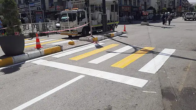 Van Cumhuriyet Caddesi'nde yol çizgileri yenilendi