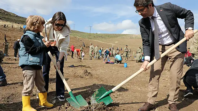 Van'da 1000 Fidan Toprakla Buluşturuldu
