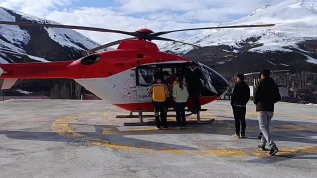 Van'da ambulans helikopter bebek hasta için havalandı
