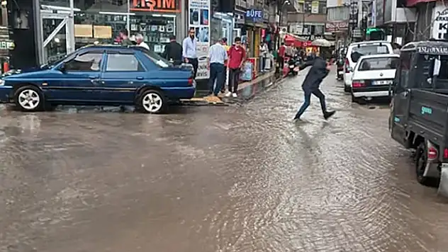 Van'da aniden bastıran yağmur vatandaşları hazırlıksız yakaladı
