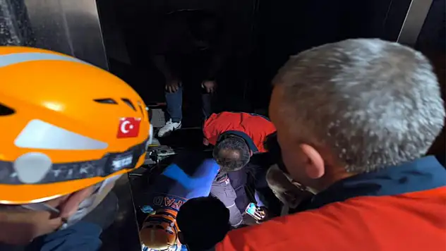 Van'da asansörde mahsur kalan vatandaşlar kurtarıldı