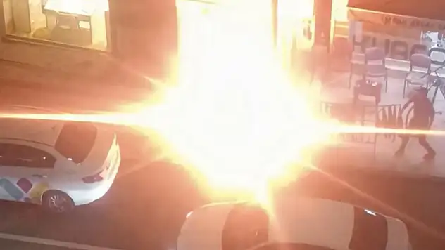 Van'da aydınlatma direğinin kabloları alev aldı