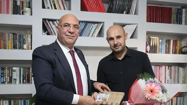 Van'da bıçaklı saldırıda yaralanan öğretmene moral ziyareti