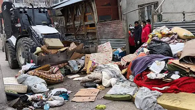 Van'da bir evden iki kamyon çöp çıktı