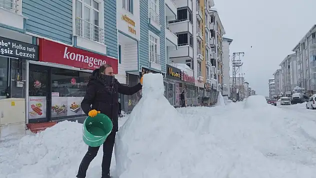 Van'da boş kalan esnaf kardan adam yaptı