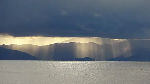 Van'da bulutların arasındaki ışık hüzmeleri mest etti