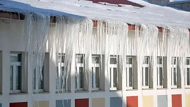 Van'da buz sarkıtları tehlike saçıyor