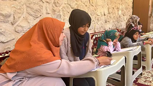 Van'da çocuklar hem Kur'an-ı Kerim'i hem de hüsn-i hat sanatını öğreniyor