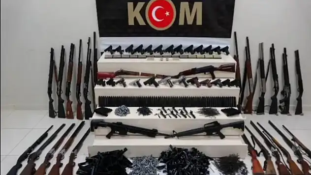 Van'da çok sayıda silah ve mühimmat ele geçirildi