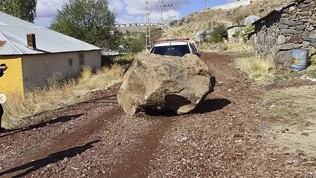 Van'da Dev Kaya Parçası  Yola Düştü