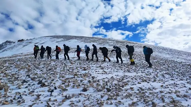 Van'da doğaseverler 3 bin 395 rakımlı Vivara Dağı'nda zirve yaptı