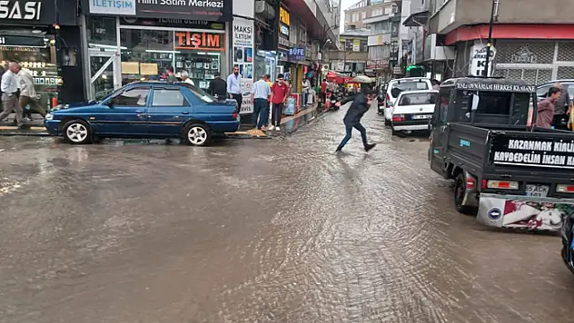 Van'da dolu ve sağanak yağış hayatı felç etti