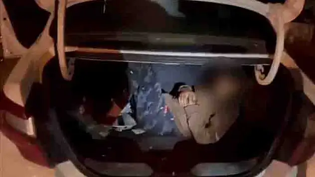 Van'da düzensiz göçmenler otomobil bagajında yakalandı