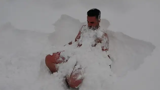 Van'da eksi 8 derecede kar banyosu yaptı