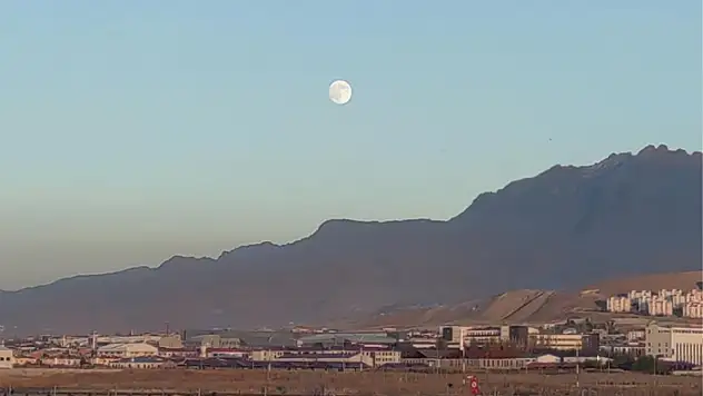 Van'da eş zamanlı güzellik: Ay doğarken güneş battı