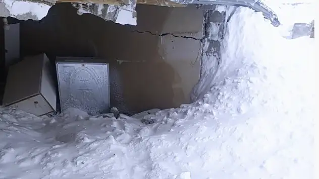 Van'da evin üzerine çığ düştü