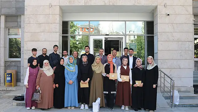 Van'da gençlik bilgi yarışması ödül töreni düzenlendi