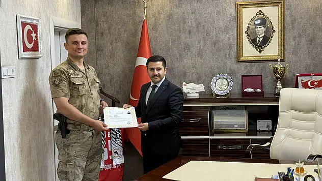 Van'da görevini tamamlayan komutana başarı belgesi takdimi
