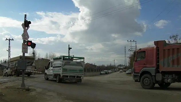 Van'da hemzemin geçitte ışık arızası trafiği kilitledi