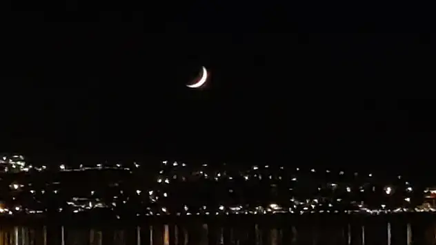 Van'da hilal geceyi süsledi