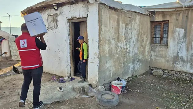 Van'da ihtiyaç sahibi ailelere gıda desteği