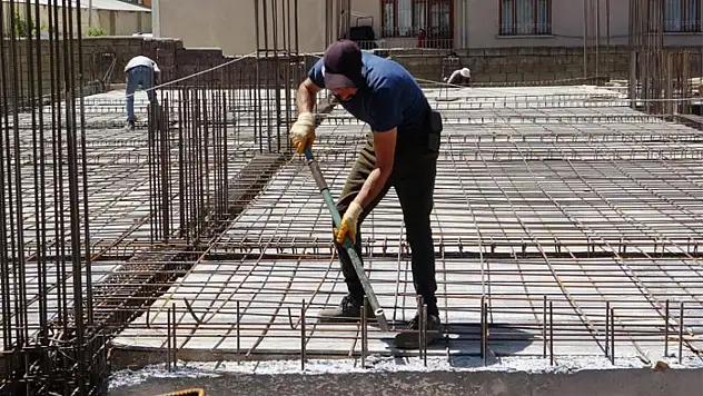 Van'da inşaat işçilerinin sıcaklarla mücadelesi başladı