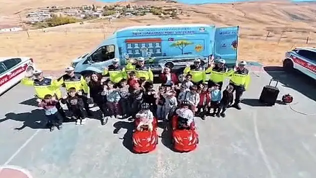 Van'da jandarma ekiplerinden öğrencilere uygulamalı trafik eğitimi