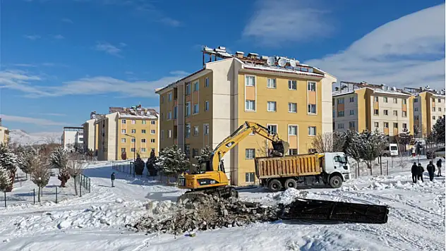 Van'da kaçak yapıların yıkımı sürüyor