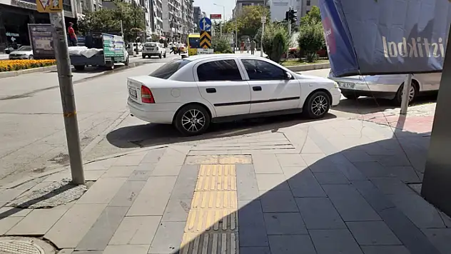 Van'da kaldırım işgalleri sürüyor: Araçlar kaldırımları işgal ediyor
