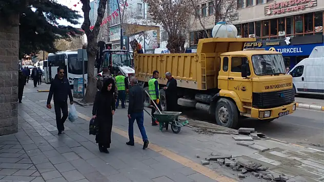 Van'da kaldırımlarda bakım onarım çalışması
