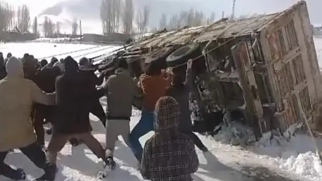 Van'da kamyon kaza yaptı