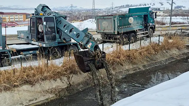 Van'da kanallarda biriken rusubat temizleniyor