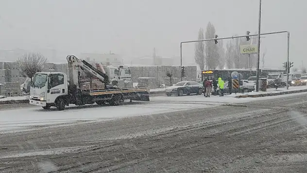 Van'da kar yağışı trafiği olumsuz etkiledi