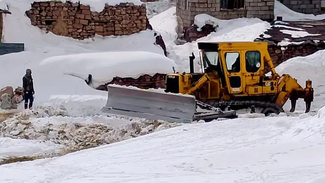Van'da karla mücadele aralıksız sürüyor