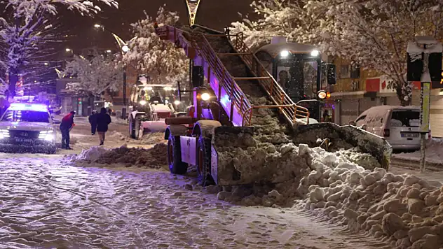 Van'da karla mücadele seferberliği: 240 araç ve 600 personel sahada