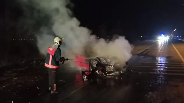 Van'da kaza yapan otomobil yanmaya başladı