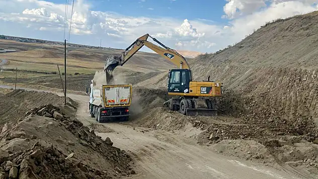 Van'da kırsalda yol çalışmaları sürüyor