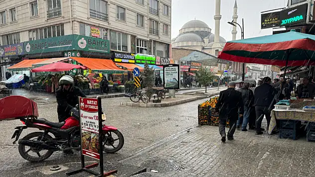 Van'da kısa süreli dolu yağışı
