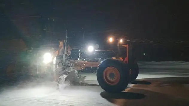 Van'da Kurubaş Geçidi'nde kar ve tipi ulaşımı olumsuz etkiliyor