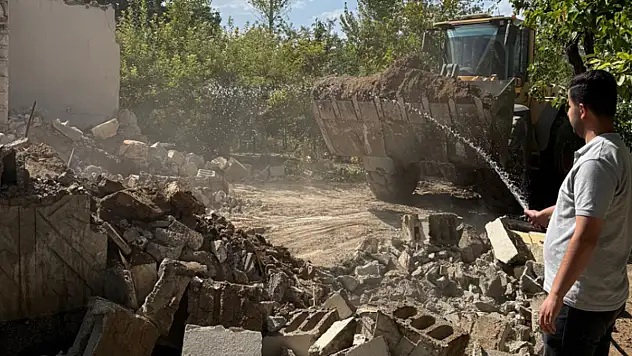 Van'da metruk yapıların yıkımı sürüyor