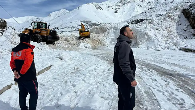 Van'da meydana gelen çığ bölgesinde inceleme