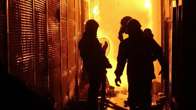 Van'da Mısır Çarşısı'nda çıkan yangın korkulu anlar yaşattı