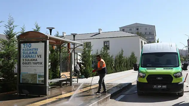 Van'da mobil temizlik ve yıkama aracıyla duraklar artık daha temiz