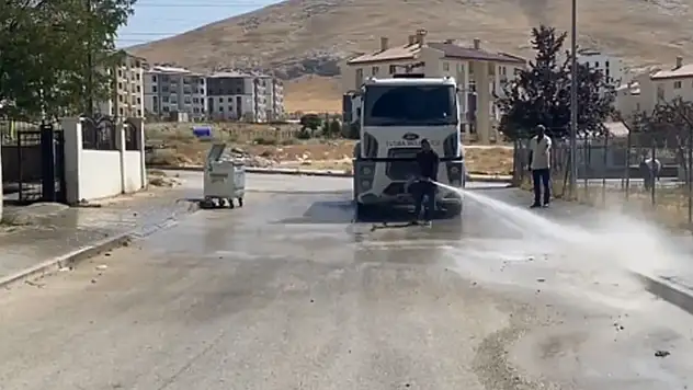 Van'da okul bahçelerinde temizlik çalışması