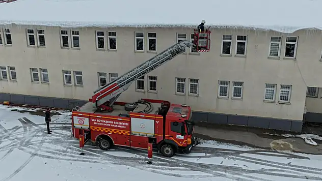 Van'da okullar eğitime hazırlanıyor: Buz sarkıtları temizleniyor