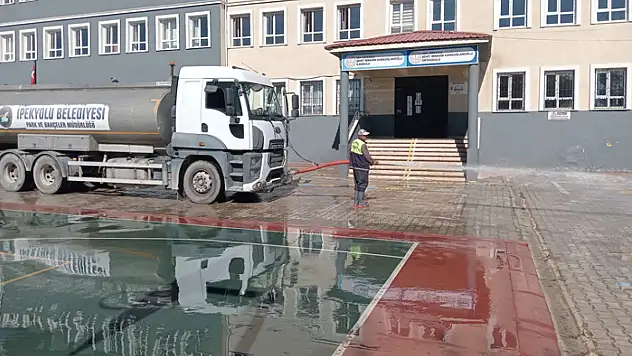 Van'da okulların çevresinde temizlik çalışması