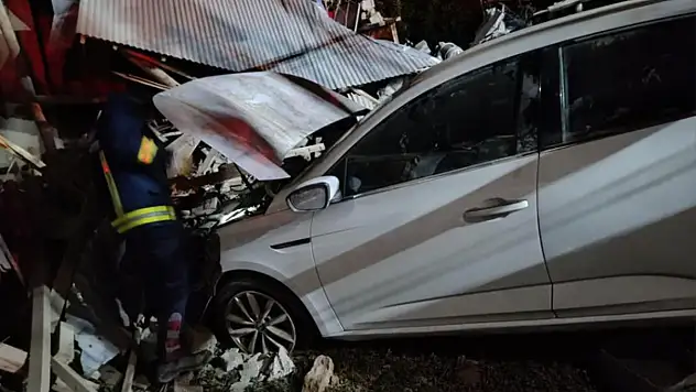 Van'da otomobil duvara çarptı
