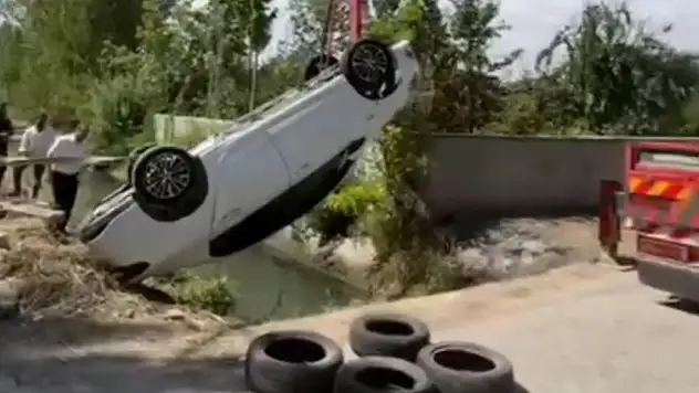 Van'da otomobil su kanalına uçtu