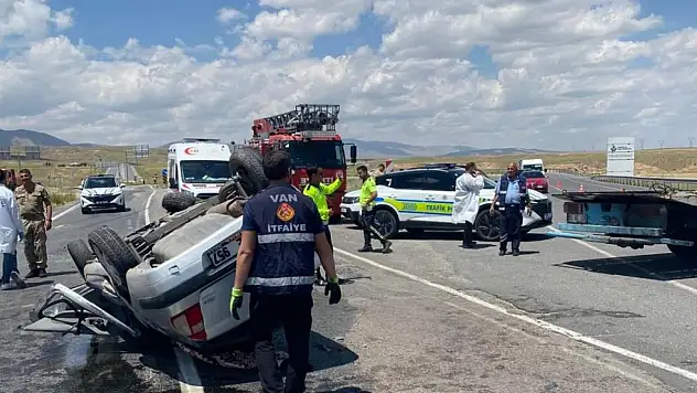 Van'da otomobil takla attı: Ölü ve yaralılar var...