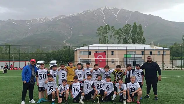 Van'da Özalp Gençlikspor U12 Futbol Takımı şampiyon oldu
